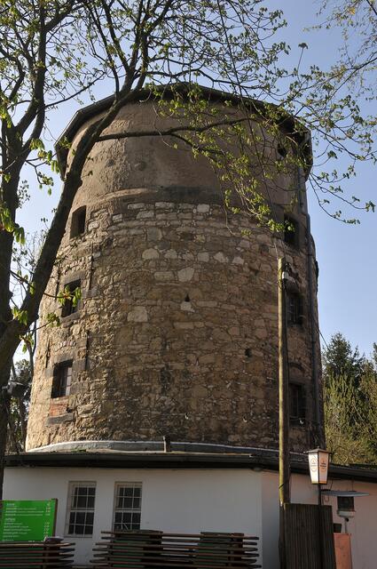Landwehrturm und Windmühle auf dem Lindener Berg.