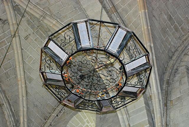 Schlicht und edel erhebt sich das Deckegewölbe und macht schon deshalb die Abteikirche zu einem Highlight.
