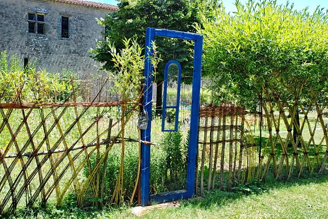 Das blaue Tor führt in einen Garten im Garten ...