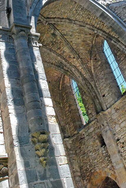 Von der ursprünglich 57 m langen, kreuzrippengewölbten Kirche sind die Ostteile erhalten, nämlich das östliche Langhausjoch, Querhaus mit je zwei gerade geschlossenen Kapellen.