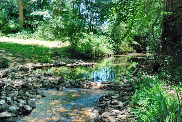 Der kleine Fluss Vernassonne plätschert am Kloster entlang ...