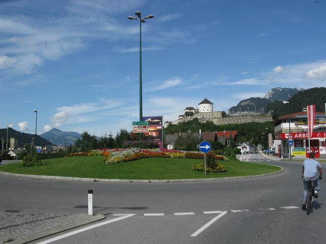 Das können die Österreicher, den Kreisverkehr schmücken.