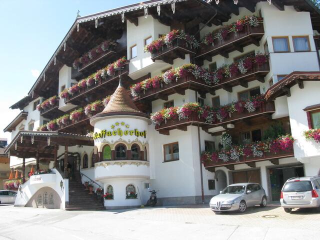 Wunderschöne Balkonblumen an einem Hotel in der Wildschönau.