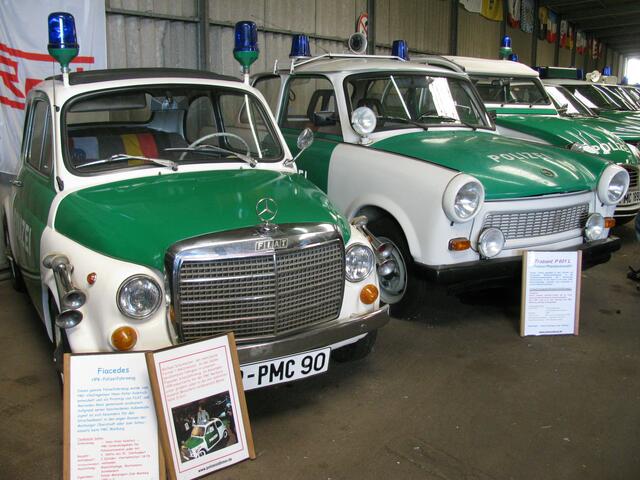 Polizeiautos von Mercedes, Trabant und eine "Ente"