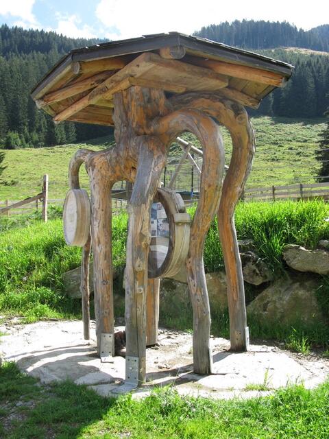 Eine Wurzelfigur beim Alpengasthof Schönangeralm.
