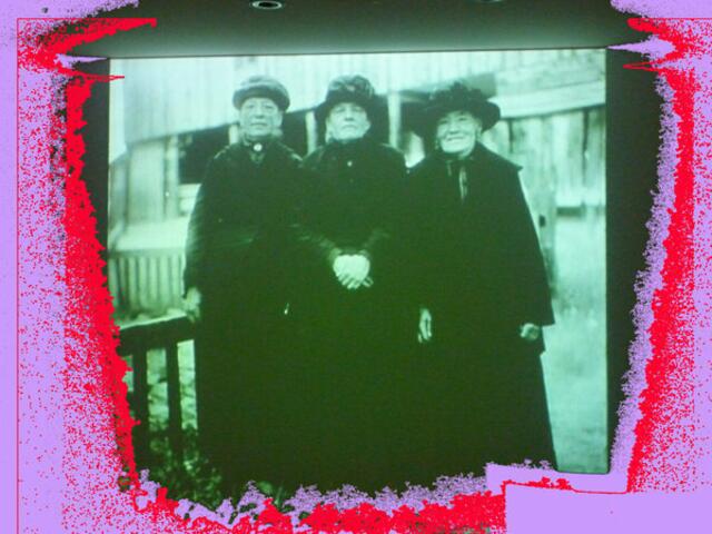 E.L. Kirchner fotografierte auch gerne: hier die 3 alten Damen als Vorlage für das Gemälde. Malerei werner hahn - Video-Raum E.L.K.-Museum. 25/7/11.