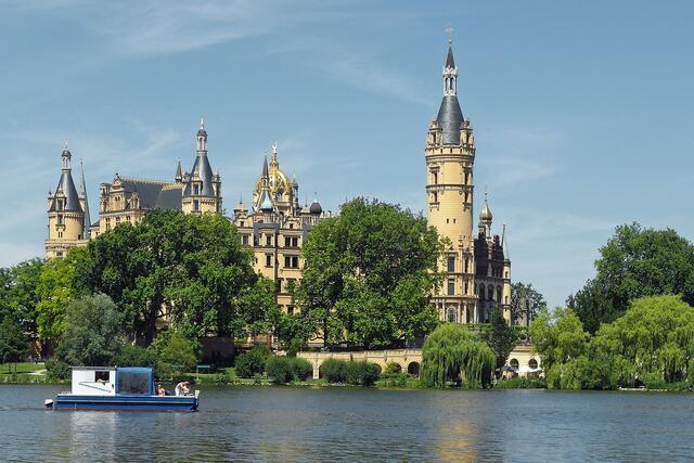 Das Schloss (1845 bis 1857 errichtet) - gesehen von der Wasserseite - ist ein bedeutender Bau des Historismus. Ca. 70 m hoch ist der Hauptturm.