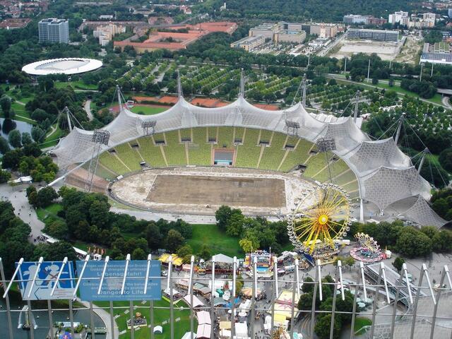 Ein aktueller Blick ins Olympiastadion. Der Teerbelag von der DTM ist inzwischen wieder entfernt und nun kommt der Kunstrasen!