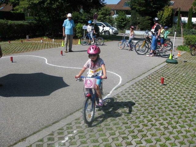 Gut ausgerüstet mit Fahrradhelm ging es auf den Parcours