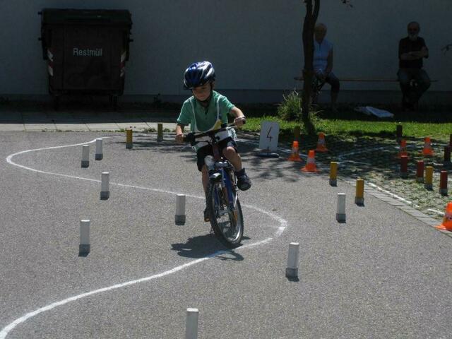 Früh übt sich, wer einmal ein beherzter Fahrradfahrer werden will.