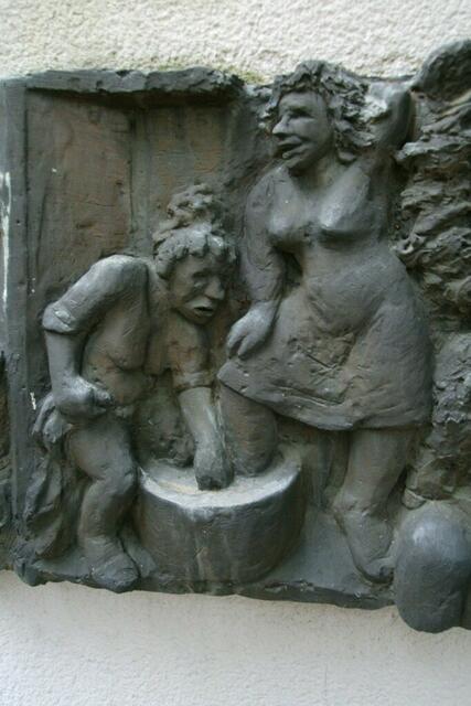 ... ein weithin bekannter Gesundbrunnen lädt da zum Wassertreten, ...