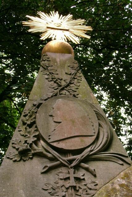 ... hoch oben und hell strahlend auf dem Monument für Herrn Jerusalem ...