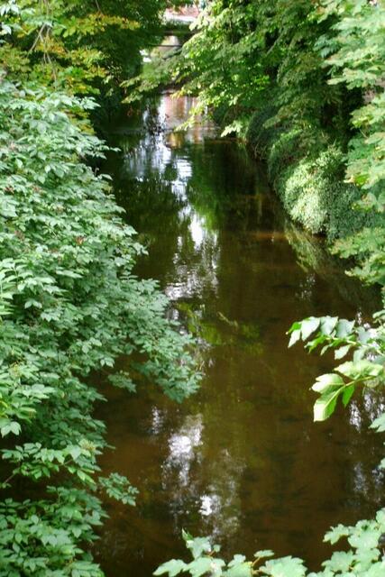 Der Weg führt uns entlang des Schlossgrabens ...