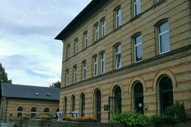 ... am ehemaligen Amtsgericht und heutigen Bürgerzentrum ...