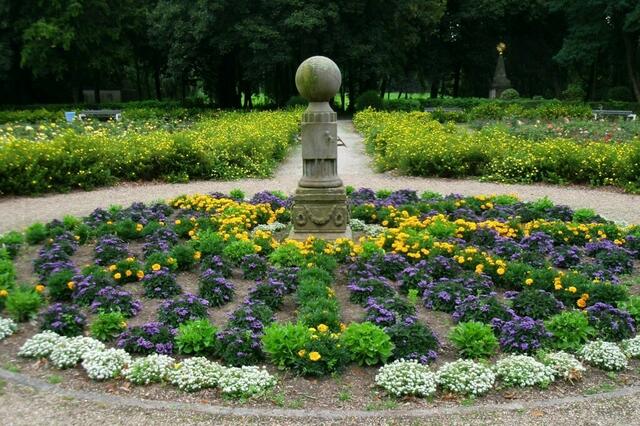 Inmitten barock anmutender Gartenkunst ...