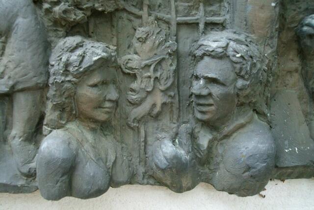 ... entdecken wir Vechelder Geschichte in einem Bronzerelief aus dem Jahr 1979 ...