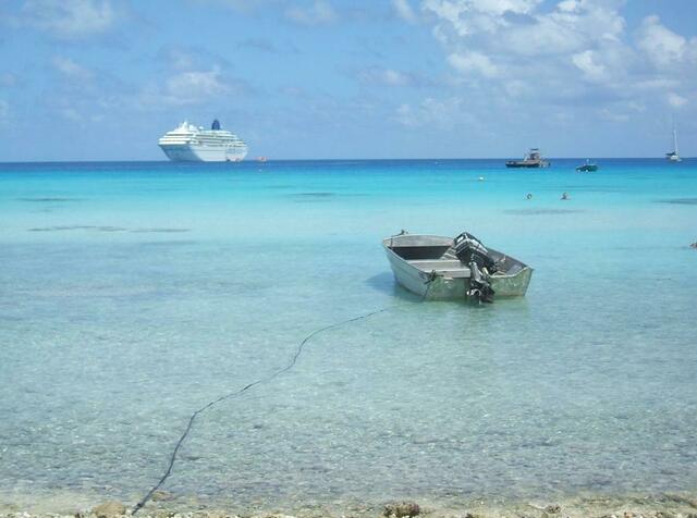 Die "Amadea" dreht sich an der Ankerkette in die Strömung