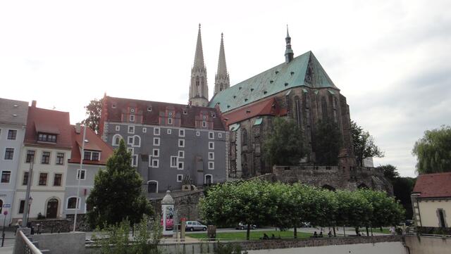 Auf der Brücke im No Man's Land blickt man auf die Peterskirche von Görlitz
