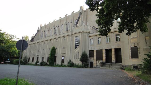 Die alte Stadthalle, gebaut im Jugendstil (vom gleichen Architekten, der das Cotbusser Staatstheater gebaut hat). Seit 2 Jahren wird das Gebäude leider gar nicht mehr genutzt.