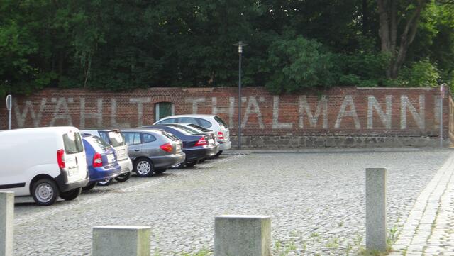 Der Schriftzug stammt aus einem Film, der hier gedreht wurde.