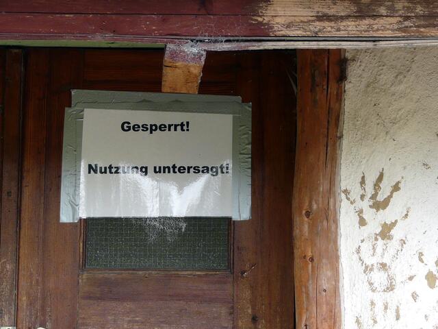 ...jahrelang benutzt, darf nicht mehr betreten werden, weil ein "Schwarzbau".
