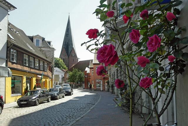 Die Straße "Am Rosengarten" mit dem Blick auf die Stadtkirche St. Michaelis