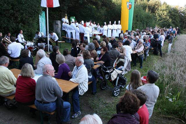 Rund 400 Gäste kamen zum ersten Laurentiusfest im Wittelsbacher Land. Die Spezialitätenwirte richteten es am geografischen Mittelpunkt des Landkreises Aichach-Friedberg in Obergriesbach aus. Die „Weißkittel“ bereiteten nicht nur regionale Schmankerl zu, sondern gestalteten auch den Festgottesdienst.