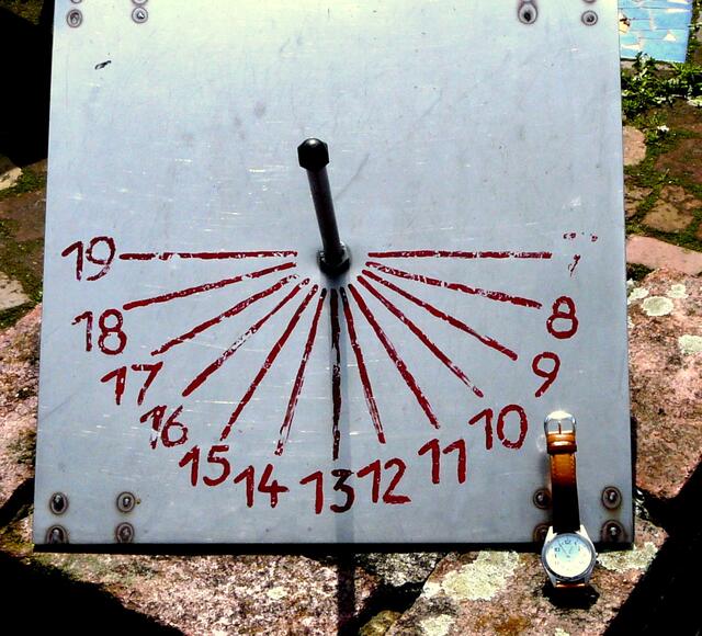 Die Sonnenuhr "geht" auf die Sekunde genau.