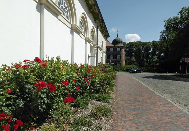 Das Ostholstein-Museum am Schlossplatz, im Hintergrund das Schloss