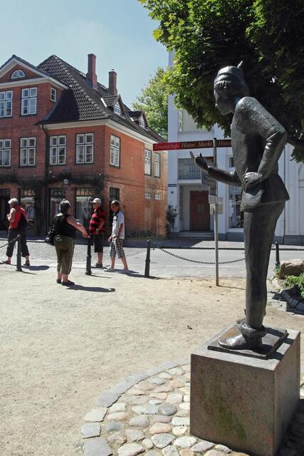 Besucher schauen am Eingang des Rosengartens immer wieder leicht irritiert auf "Dumm Hans".