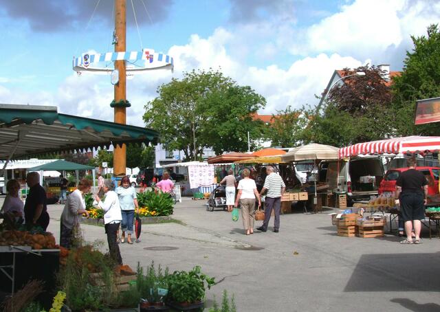 Das beschauliche Königsbrunn: Der Wochenmarkt.