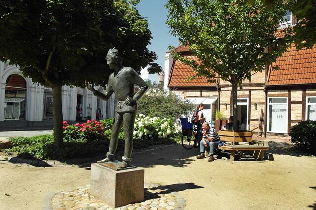 Der "Dumm Hans" ist eine schelmische Gestalt in zahlreichen Eutiner Volksmärchen (Denkmal am Eingang des Rosengartens).