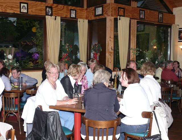diese Gäste saßen lieber im Saal