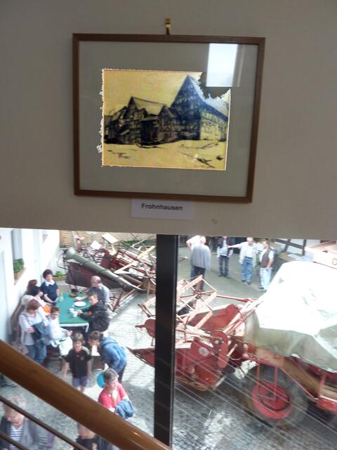 Blick aus dem Regionalmuseum am Aktionstag 13.8.11 auf den HOF von HINZ HOOB. Vordergrund Bild von Karl LENZ  - FRONHAUSEN/Lahn.