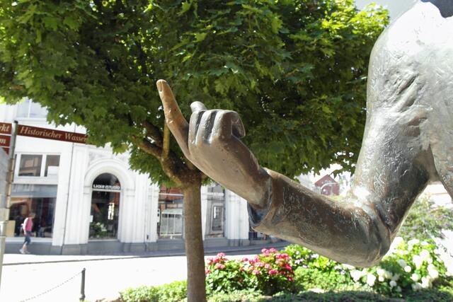 Detailfoto: Die Hand des "Dumm Hans'", Bronzeskulptur von Karlheinz Goedtke, 1990
