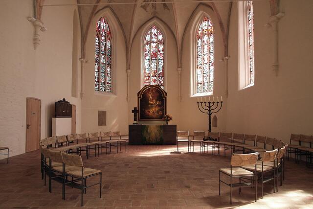 Besucher sollten sich viel Zeit nehmen, um die Kunstwerke in St. Michaelis eingehend zu betrachten, beispielsweise den siebenarmigen Bronzeleuchter (2,24 m) auf Löwenfüßen (1444), der an seinem Schaft eine Michaelsfigur zeigt.