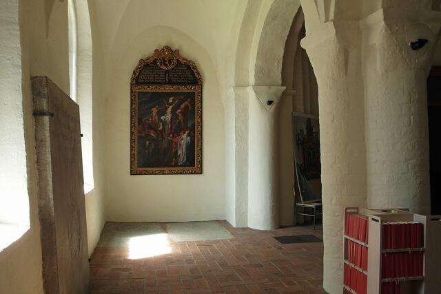Ein Blick in den Eingangsbereich im südlichen Seitenschiff der Michaeliskirche