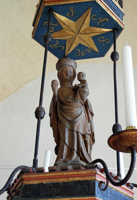 Aus der Zeit vor der Reformation 1577 ist die Madonnenfigur von 1322 erhalten, die 1760 als Leuchter neu gefasst wurde.