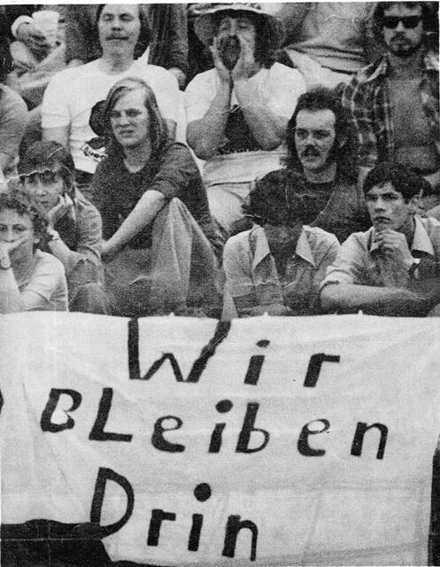 Stadionzeitung "Bundesligakurier" Titelbild 1975 (?). Ich bin rechts oben am Bildrand zu sehen. Weitere Burgdorfer sind dabei...