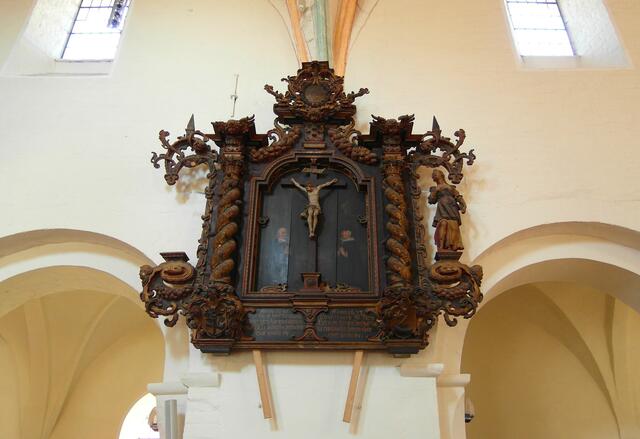 Das "Knorpelbarock"-Epitaph, das im 19. Jahrhundert aus damaliger Sicht nicht in das Gesamtkonzept der Kirche gepasst hatte und braun übertüncht worden war, ist wiederhergestellt worden.