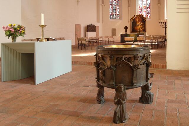 Das Bronze-Taufbecken (getragen von drei knienden Engeln) von 1511 ist außen mit Stegen und Verzierungern versehen, die an die Zeit der Gotik erinnern.