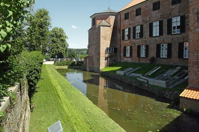 Dass das Eutiner Schloss ein Wasserschloss ist, kann man auf diesem Foto gut erkennen.