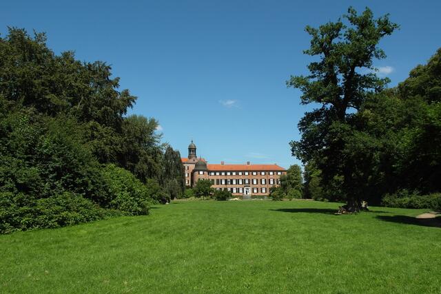 Seine jetzige Form einer Gartenanlage in englischem Stil erhielt der 14 ha große Schlossgarten seit 1785, als es gerade Mode war, französische Barockgärten umzugestalten.