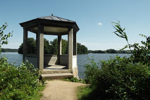 An der Nordostecke des Schlossgartens befindet sich direkt am Großen Eutiner See zwischen Stadtbucht und Schlossbucht der Wassertempel.