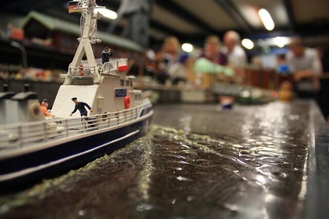 Polizeiboot im Einsatz .....