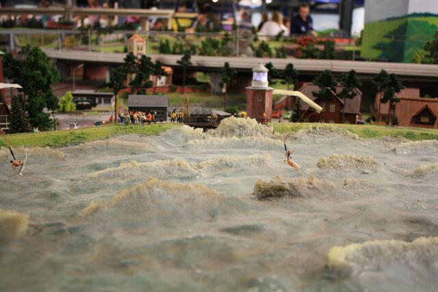 mutige Gleitschirmflieger im Wasser ....