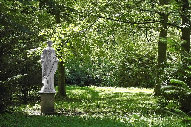 Der Eutiner Schlossgarten wurde zu einem Landschaftsgarten nach englischem Muster umgestaltet, allerdings mit ein paar Zutaten nach alt-griechischer Art. Die Statue "Flora", geschaffen um 1800 nach antikem Vorbild im Auftrag des Herzogs Peter Friedrich Ludwig von Oldenburg für den Eutiner Garten. (Kopie von 1997)