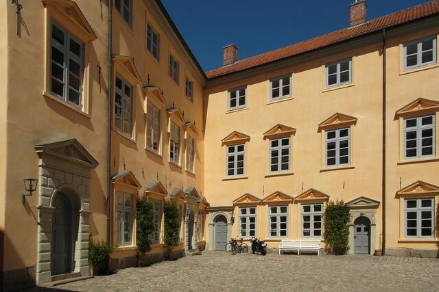 Schlossführungen vermitteln den Besuchern in den mit historischen Objekten ausgestatteten Räumen einen Eindruck höfischer Kultur.