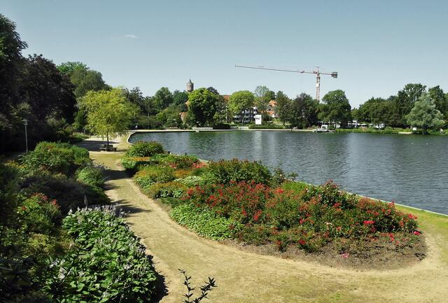 Die Sicht von der Nordwestecke des Schlossgartens auf die Seepromenade und die Stadtbucht des Großen Eutiner Sees