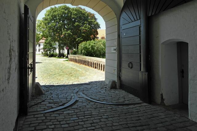 Die Schlossbrücke führt durch einen halbrunden Durchgang zum Schlosshof.